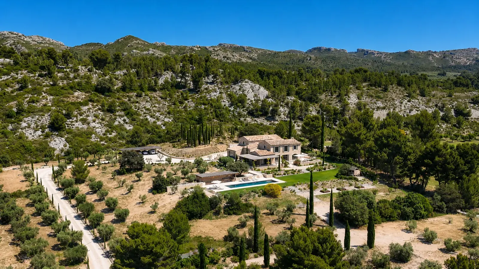 Vue aérienne du domaine et de sa piscine