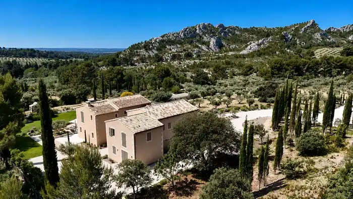 Le mas dans son oliveraie, face au massif