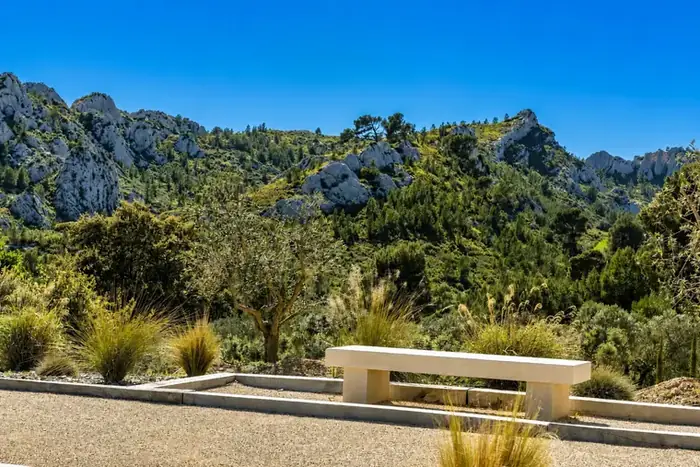 Le terrain de pétanque face aux Alpilles