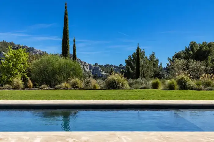 La piscine et les cyprès