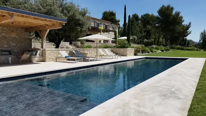 Le pool house au bord de l'eau