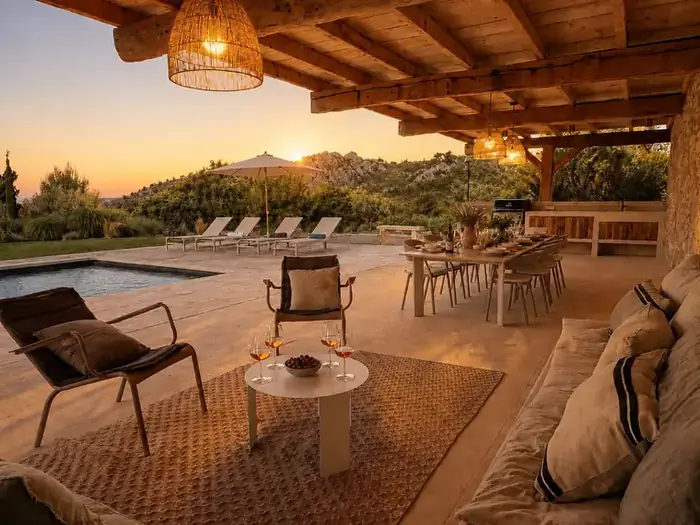 Le salon du pool house, à l'heure de l'apéritif