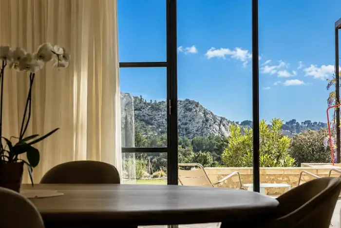 La table face aux Alpilles