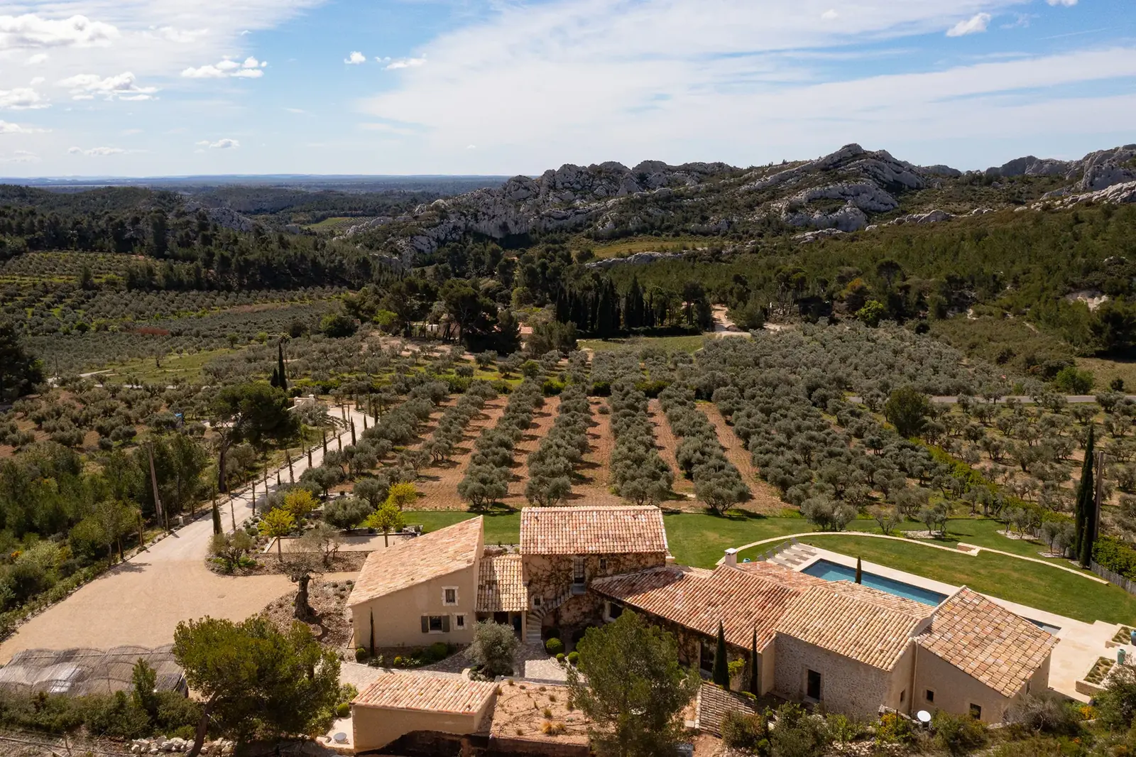 Vue aérienne du mas de Terres Rouges dans son oliveraie, face aux Alpilles