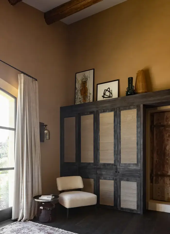 Chambre aux armoires de cannage