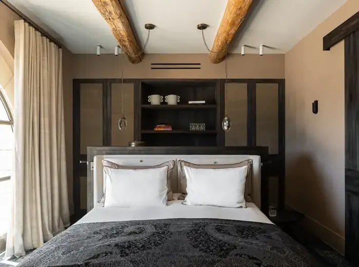 Chambre sous poutres