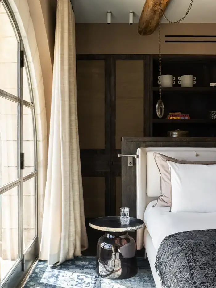 Chambre aux rideaux de lin