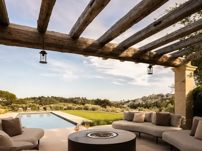 Le pool house & son brasero
