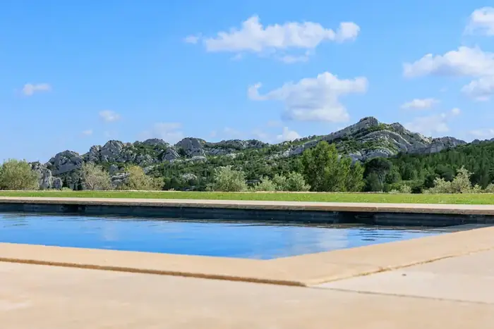 La piscine et la ligne des Alpilles