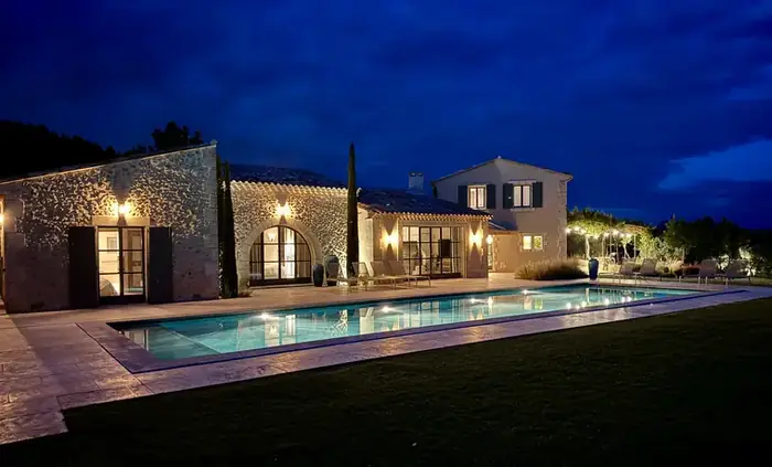La piscine à la nuit tombée