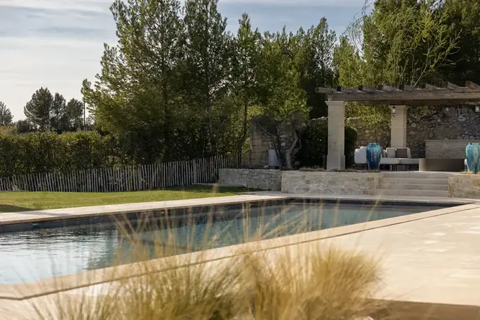 La piscine et les graminées