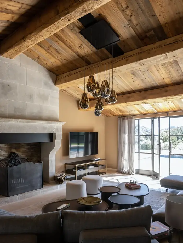 Le salon sous poutres