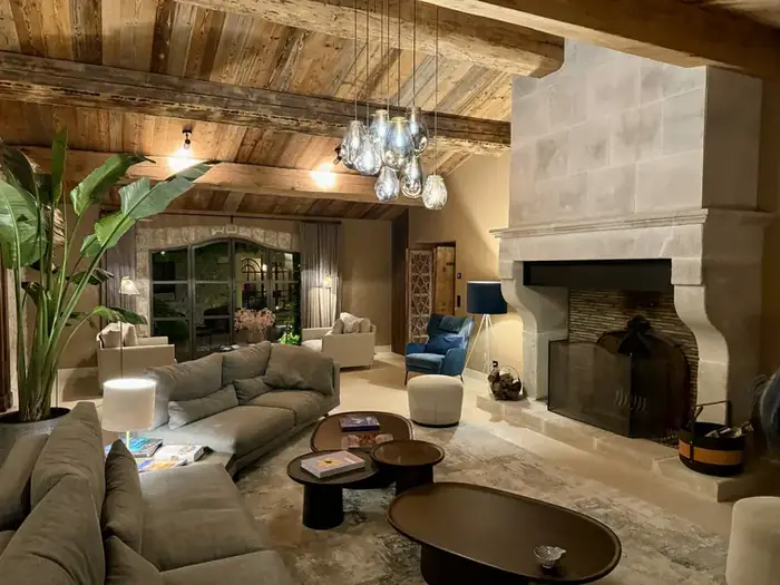 Le salon & sa cheminée