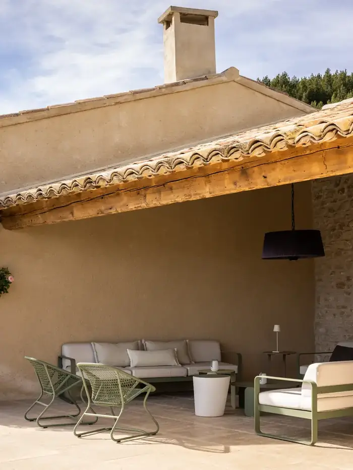 Le salon d'été, sous le débord de toiture