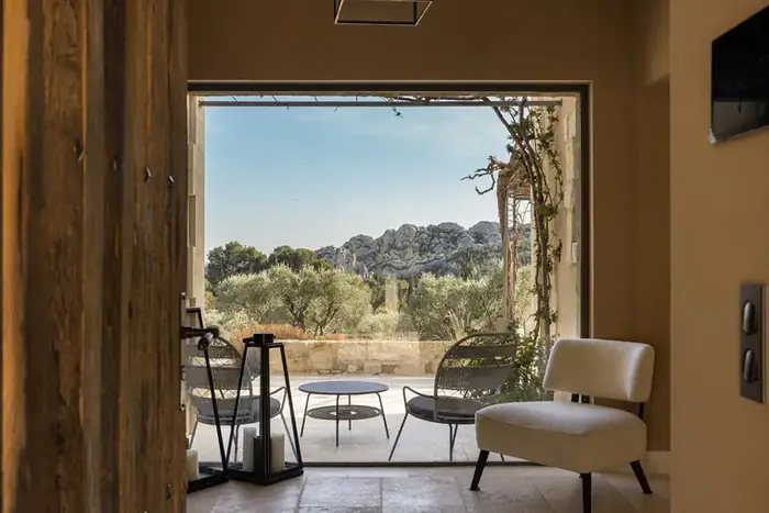 Du seuil, la crête des Alpilles